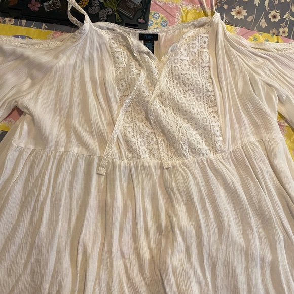 White cold shoulder blouse - Picture 3 of 8